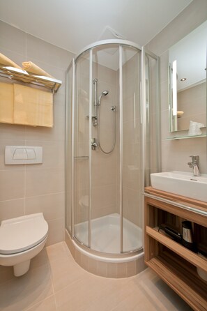 Chambre Double, balcon | Salle de bain