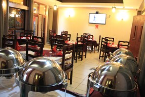 Petit déjeuner, déjeuner et dîner servis sur place