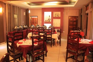 Déjeuner, dîner et souper servis sur place