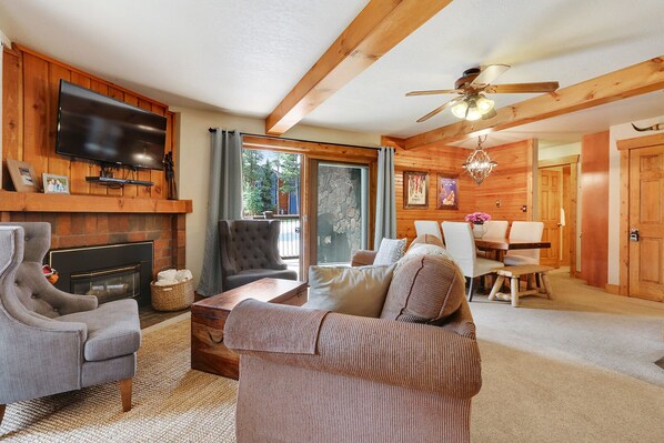 Smart TV, chimenea, reproductor de DVD y libros 