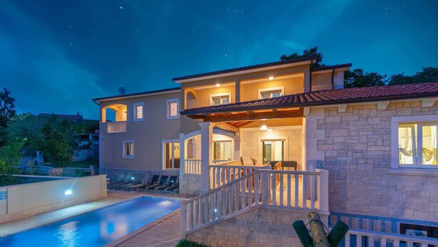 A two-story house with a swimming pool, outdoor seating, and a stone facade. - Villa Coridigo (Tinjan)