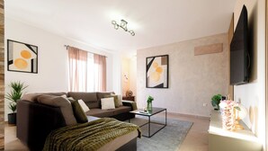 A modern living room with a sofa, coffee table, and artwork on the walls. - Villa Coridigo (Tinjan)
