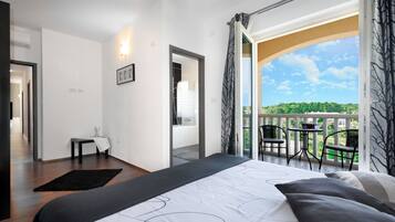 4 sovrum, värdeförvaringsskåp på rummet och mörkläggningsgardiner