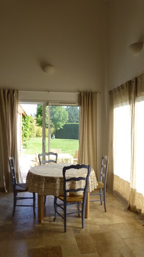 Dining - Charming contemporary gîte: wooded property, private pool, Luberon view (Cavaillon)