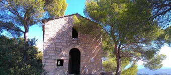 Charming contemporary gîte: wooded property, private pool, Luberon view