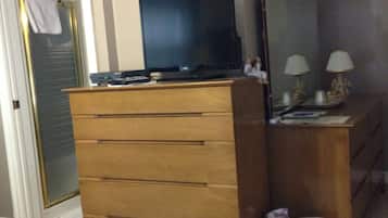 Kamar, 1 Tempat Tidur Queen | Bantalan ekstra lembut dan didekorasi berbeda-beda