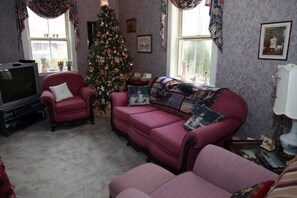 TV LED dan pemutar DVD