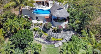 4BR, 5BA, Sunset Ocean Views, Heated infinity Pool, Great Wi-Fi, Private Villa