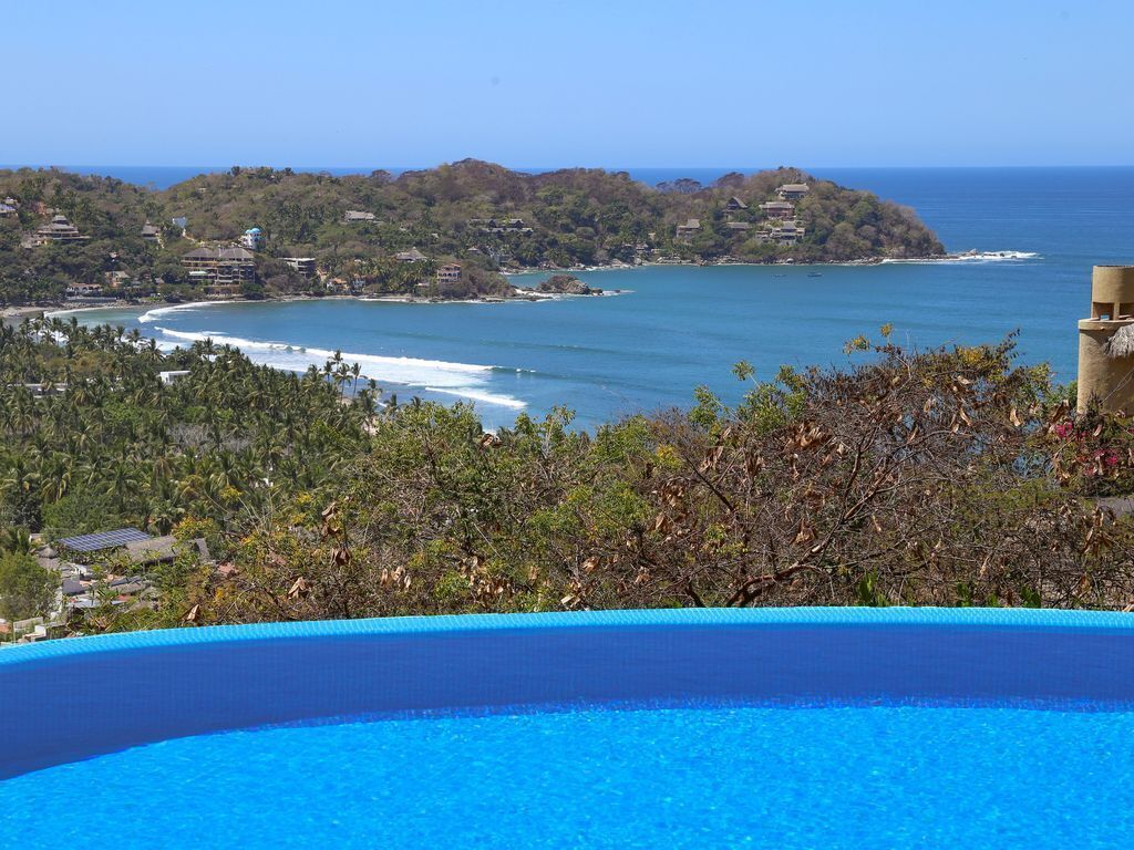 Una piscina con borde infinito, una piscina climatizada