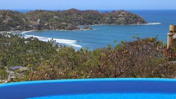 Una piscina con borde infinito, una piscina climatizada