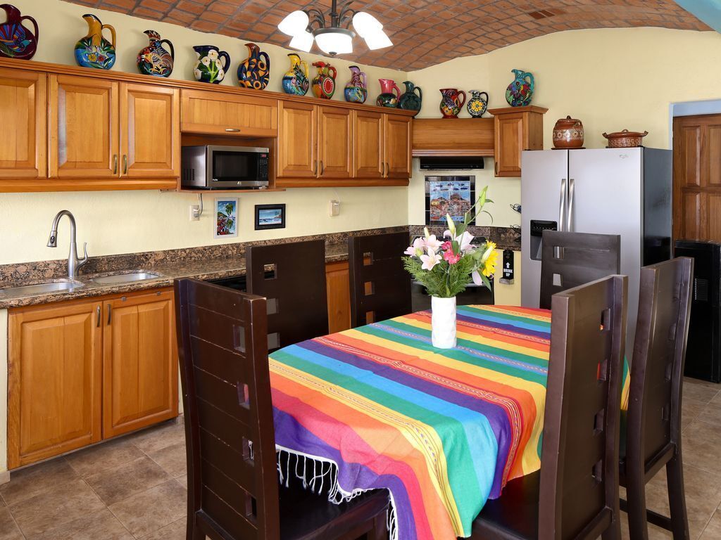 4BR, 5BA,  Sunset Ocean Views, Heated infinity Pool, Great Wi-Fi, Private Villa