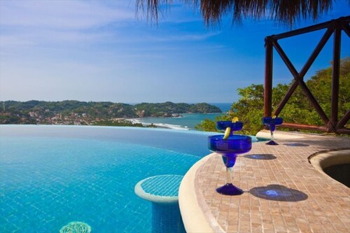 4BR, 5BA,  Sunset Ocean Views, Heated infinity Pool, Great Wi-Fi, Private Villa