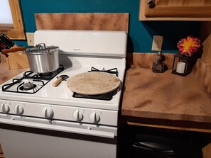 Fridge, oven, stovetop, coffee/tea maker - Mountain Cabin, Cozy Off-Grid Retreat near Westcliffe,CO! (Westcliffe)