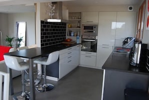Kylskåp, mikrovågsugn, ugn och spishäll
