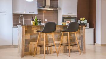 Villa | Delat kök | Stort kylskåp, mikrovågsugn, ugn och spishäll