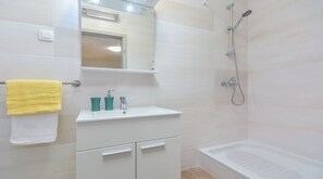 Villa | Bathroom | Shower, hair dryer, bidet - Villa Martin (Tinjan)
