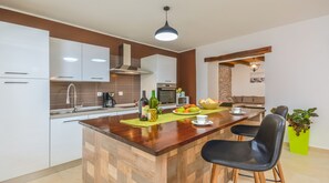 Villa | Shared kitchen | Full-size fridge, microwave, oven, stovetop - Villa Martin (Tinjan)