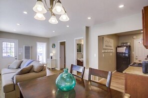 TV, DVD player - Cute 2 Bedroom Cottage with Large Patio Just Steps Away from the Ocean (San Diego)