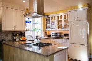 Een koelkast, een magnetron, een oven, een kookplaat