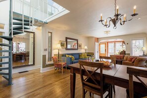 Smart TV, chimenea, reproductor de DVD y libros 