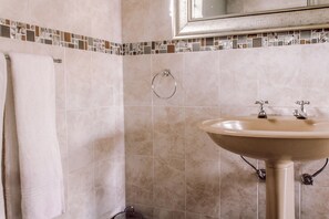 Superior Double Room | Bathroom