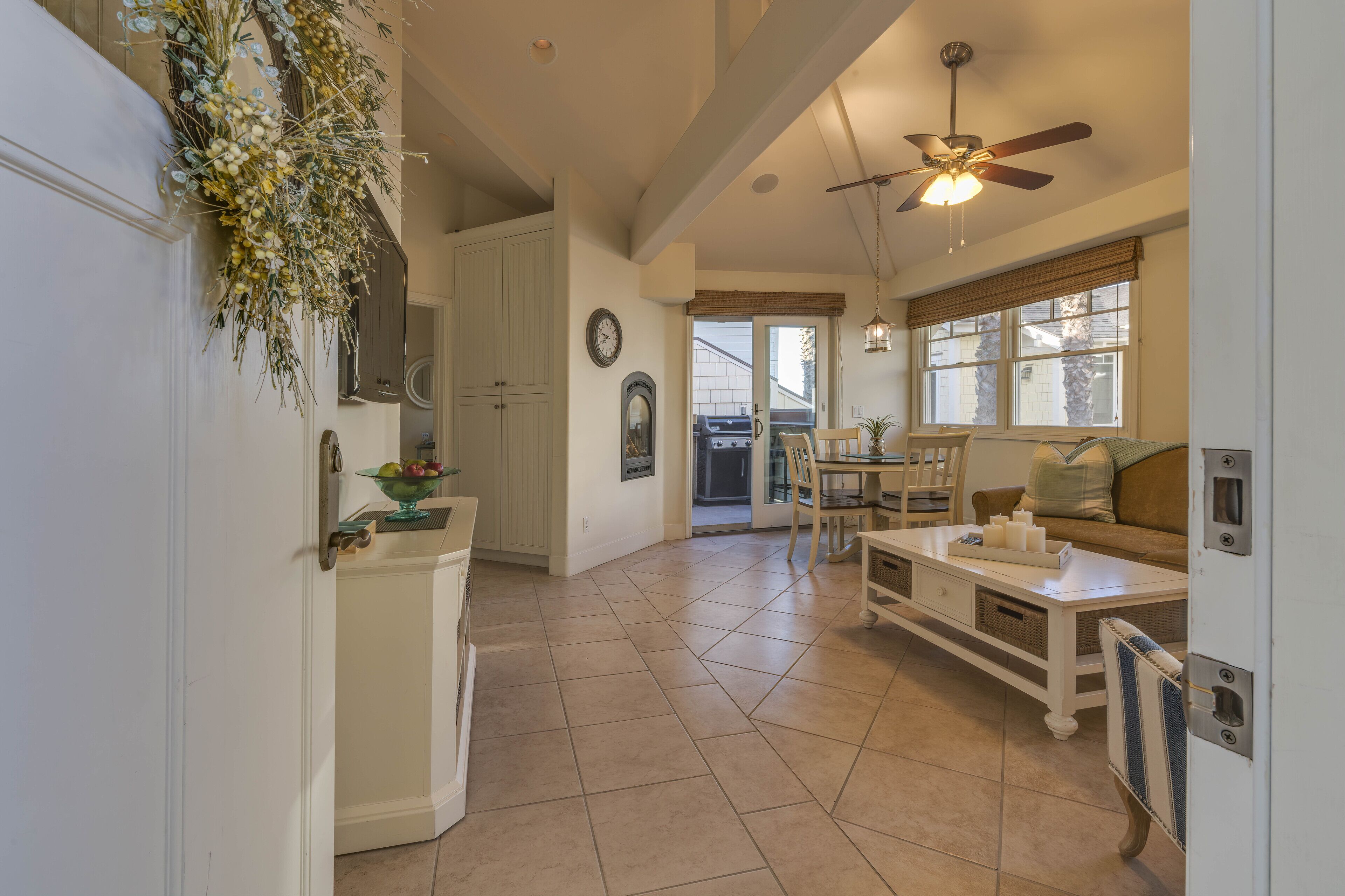 1 Bedroom Condo W/outdoor Ocean View Bbq Kitchen - Steps To Beach & Town