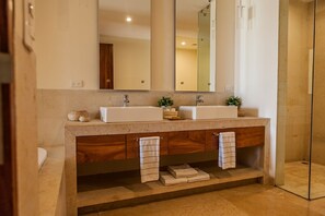 Badewanne, Haartrockner, Handtücher, Seife