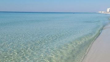 En la playa y camastros