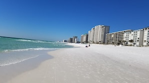 En la playa y camastros