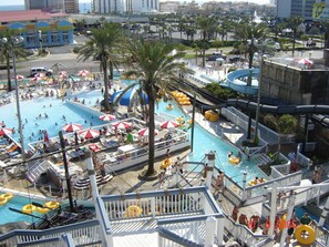 Una piscina cubierta, una piscina al aire libre