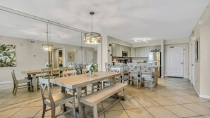 Una cocina amplia con una isla grande, electrodomésticos modernos y mucho espacio en las encimeras.