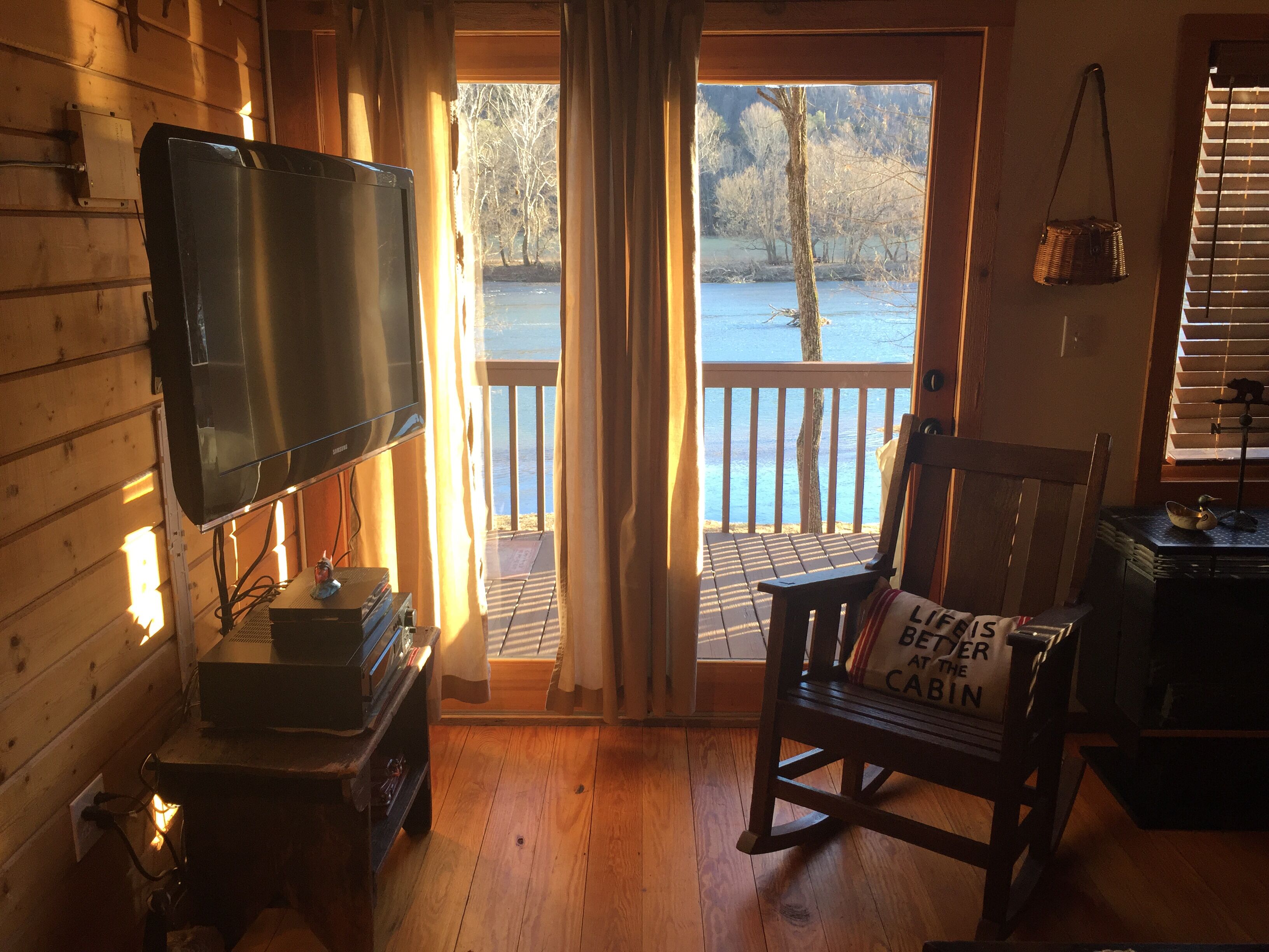 Waterfront Cabin On The New River - Near Virginia Tech & Radford University