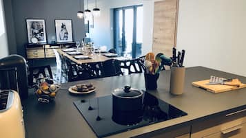 Een koelkast, een microgolfoven, een oven, een kookplaat