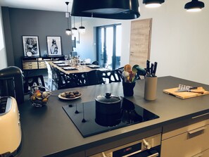 Réfrigérateur, micro-ondes, four, plaque de cuisson