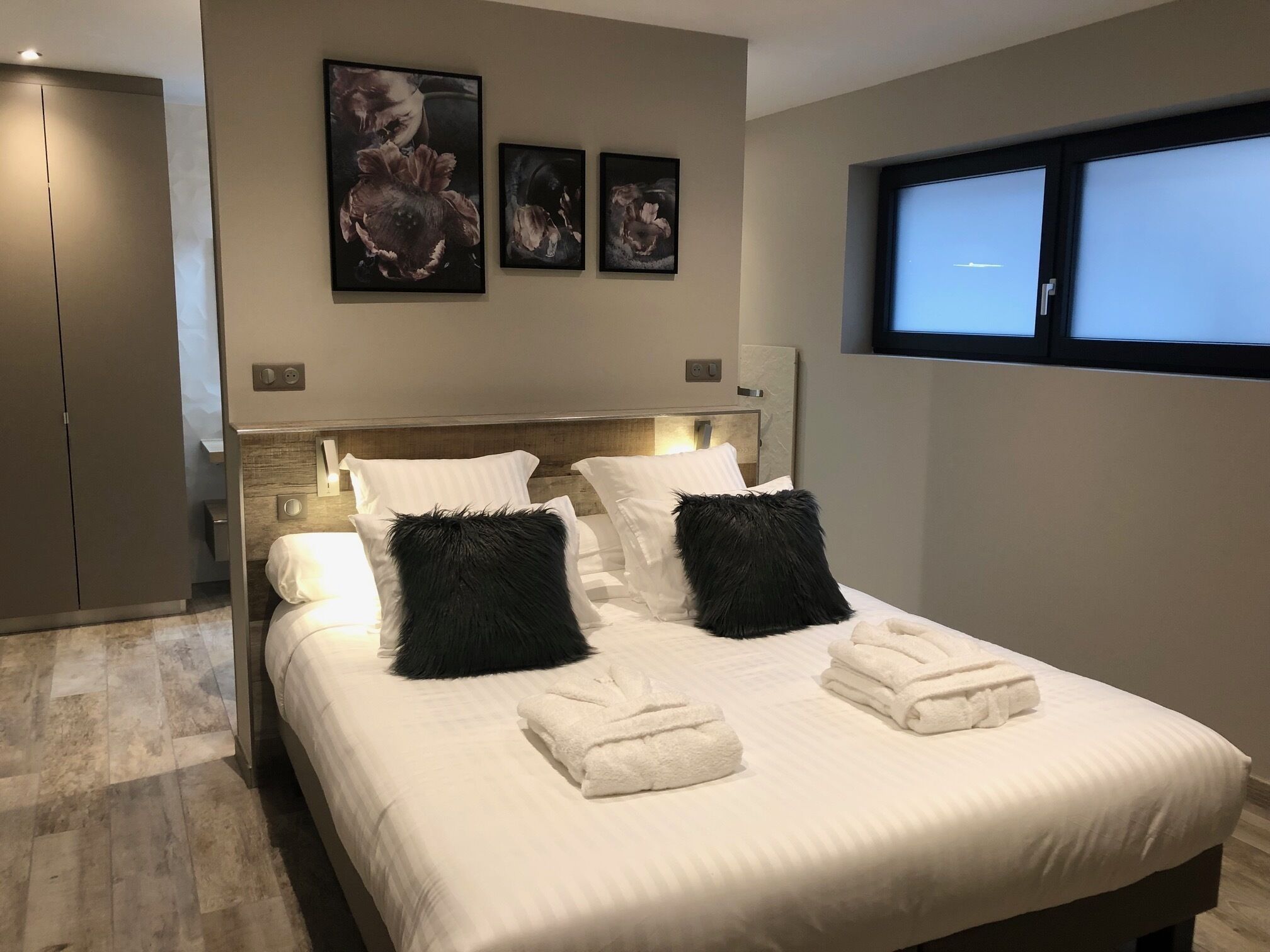 3 chambres, bureau, fer et planche à repasser, lit parapluie