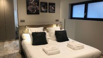 3 chambres, bureau, fer et planche à repasser, lit parapluie