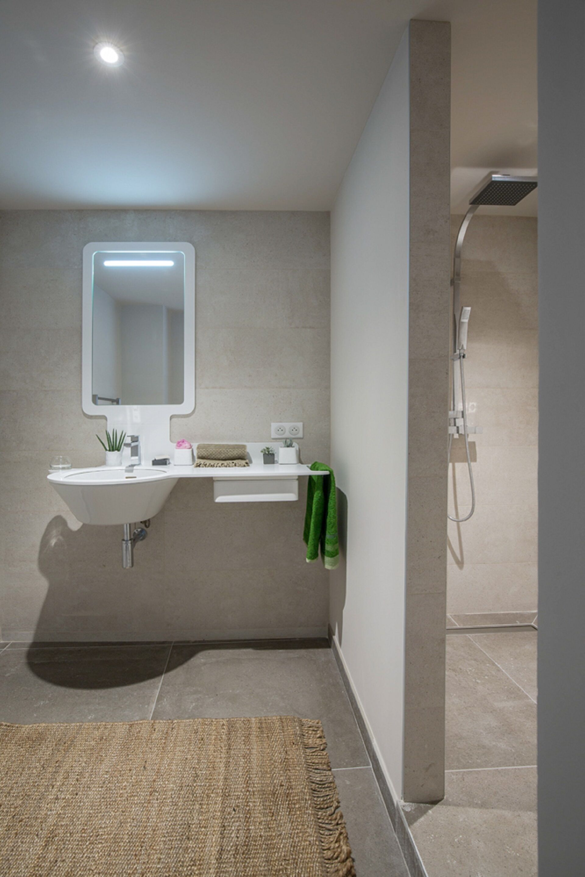 Douche, sèche-cheveux, serviettes fournies, savon