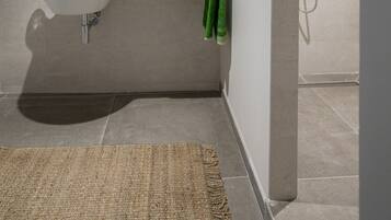 Douche, sĂšche-cheveux, serviettes fournies, savon