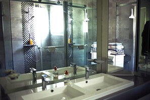Regadera, amenidades de baño gratuitas, secadora de cabello, toallas