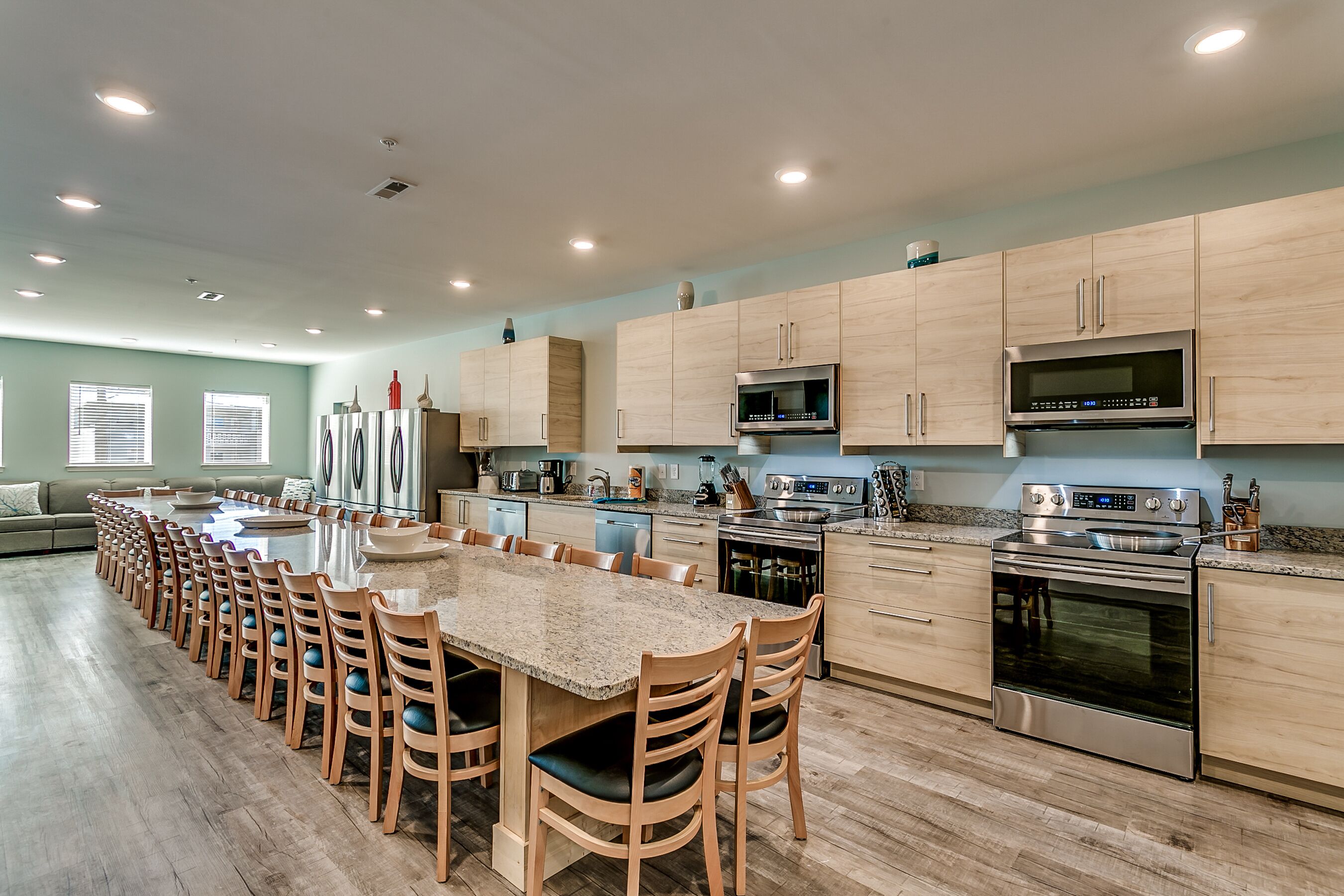 Across St from beach, 14 bd/14ba, game room, media room large kitchen, pool/spa