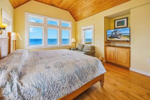 4 bedrooms, desk, free WiFi, bed sheets - Soundfront Hatteras Home with Hot Tub, Private Sound Access, and Boat Slips (Hatteras)