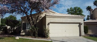 Love Your Privacy -- The Whole House In La Jolla Village Is Yours!!