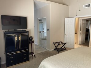 3 bedrooms, desk, iron/ironing board, free WiFi - Love Your Privacy -- The Whole House In La Jolla Village Is Yours!! (Gilbert)