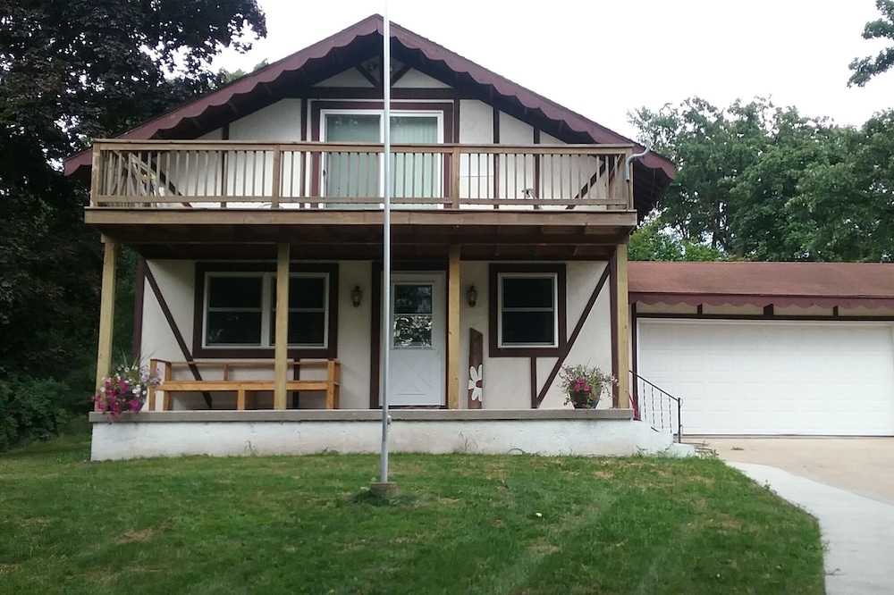3 Bedroom, 2 Bath House, Large Yard, 4 Miles From New Glarus, 10 Miles To Monroe