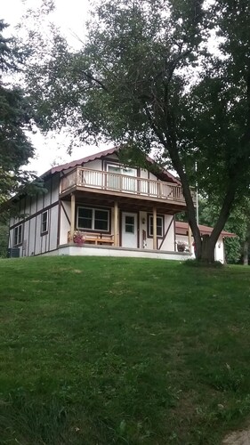 3 Bedroom, 2 Bath House, Large Yard, 4 Miles From New Glarus, 10 Miles To Monroe