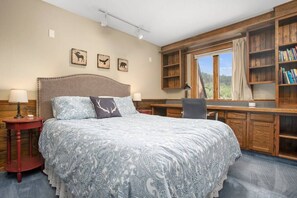 4 dormitorios, escritorio, tabla de planchar con plancha y cuna de viaje