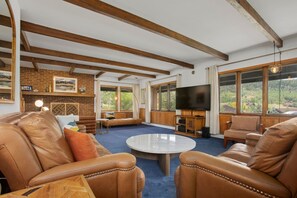 Smart TV, chimenea, videojuegos y juguetes 