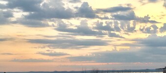 Gemütliche Hütte mit schönem Anwesen, Gästepool mit Seezugang. 4 Schlafplätze!