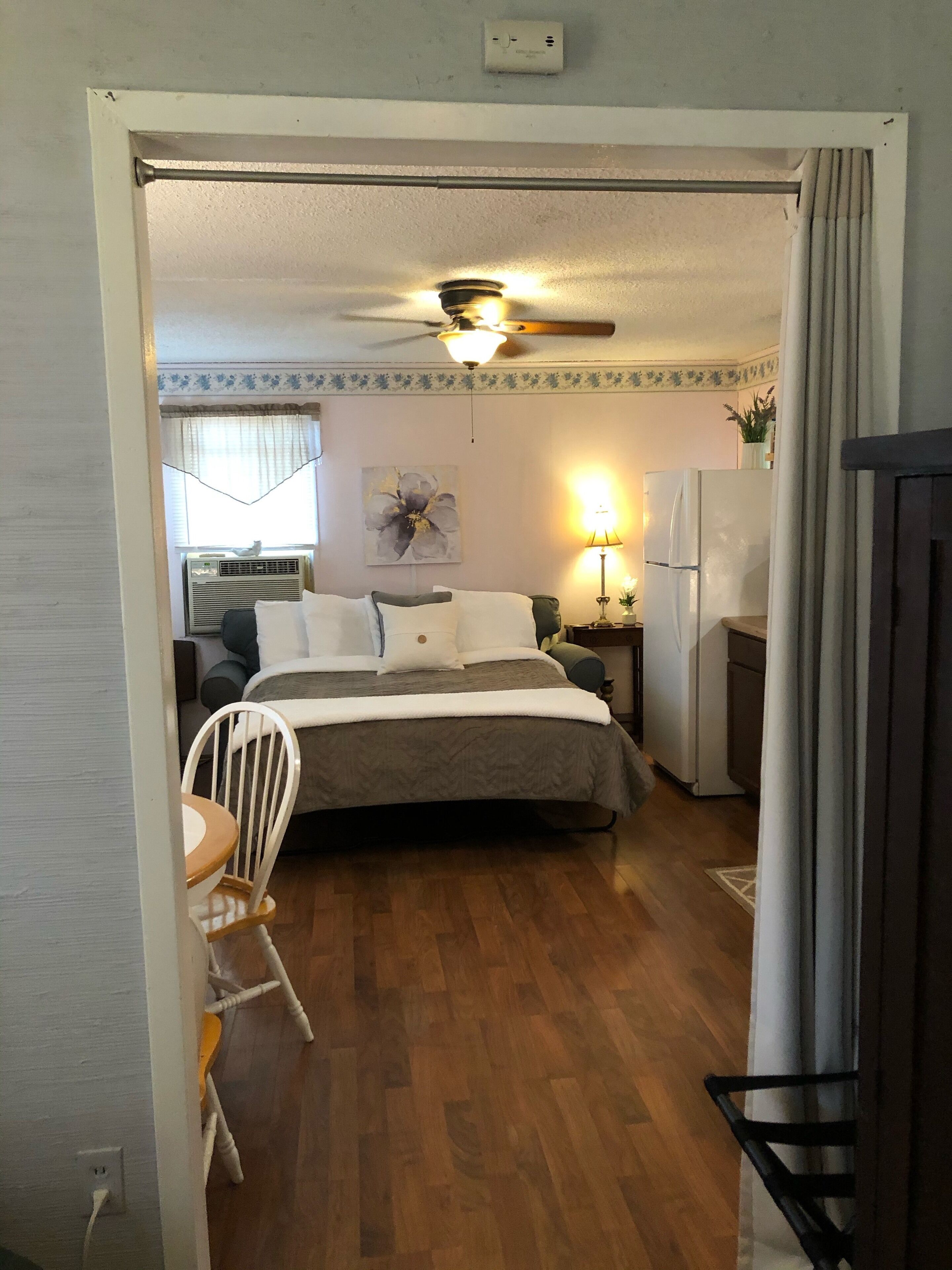 Cozy lake Cabin w/ lake access  (Swimming pool may be shared  ) Sleeps  2-4! 