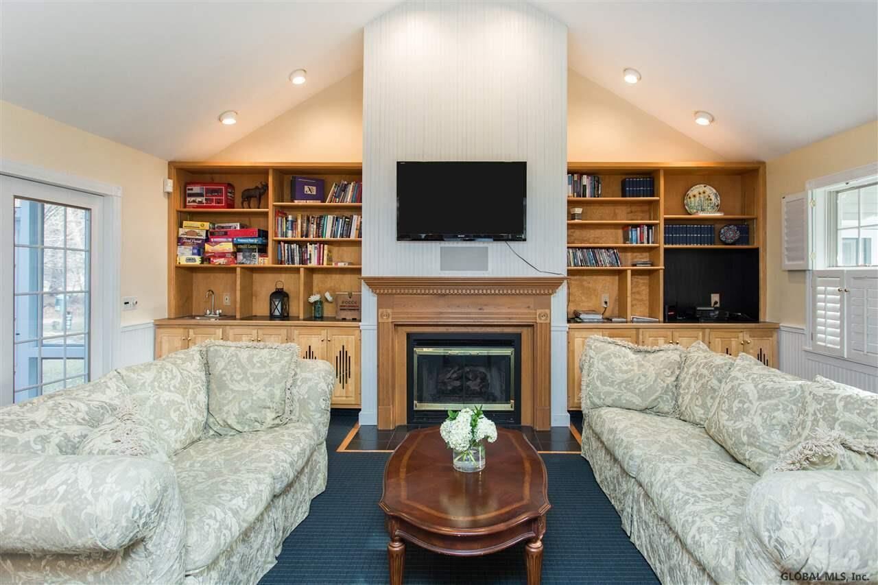 Beautiful 5br Home With Pool, Minutes from Track and Saratoga Lake